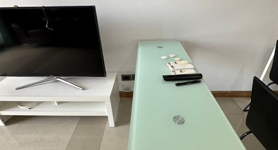 For rent 2 bedrooms condo in Huai Khwang, Bangkok