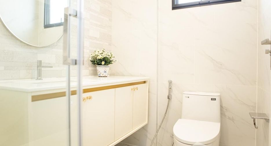 For rent 4 bedrooms house in Saphan Sung, Bangkok