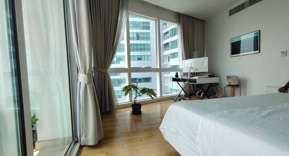 For rent 3 bedrooms condo in Khlong Toei, Bangkok
