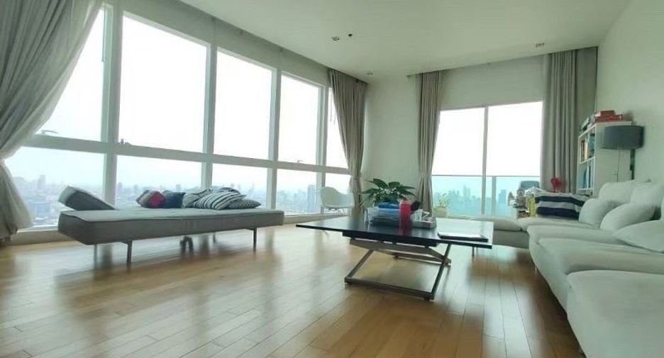 For rent 3 bedrooms condo in Khlong Toei, Bangkok