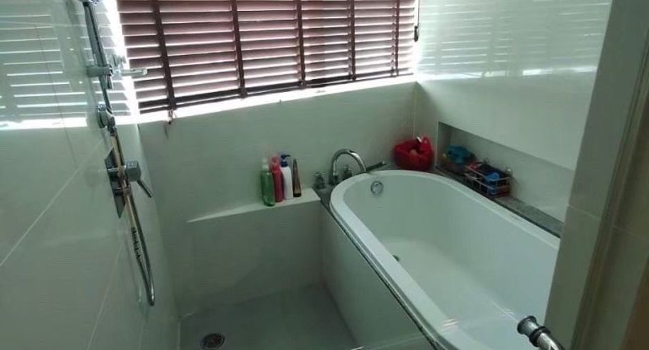 For rent 3 bedrooms condo in Khlong Toei, Bangkok