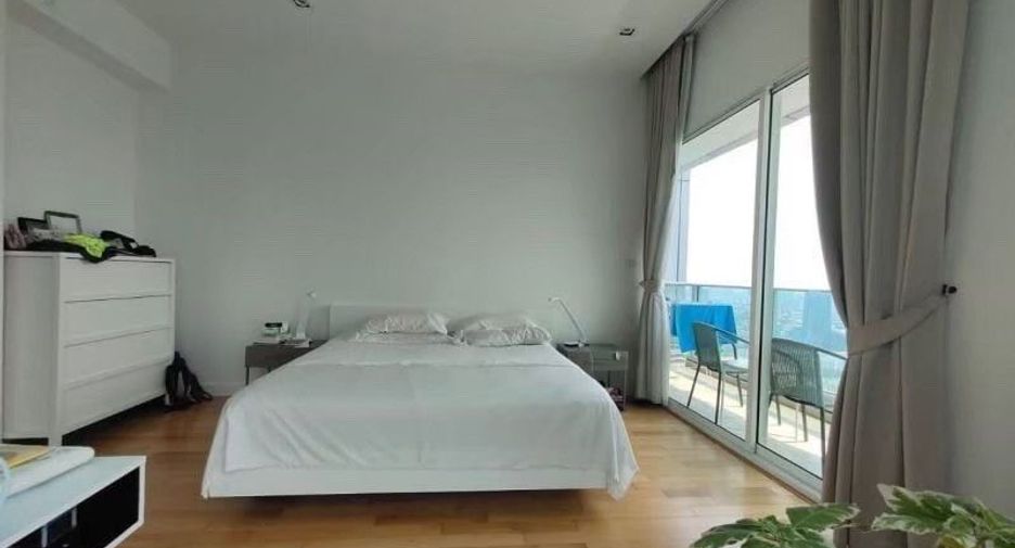 For rent 3 bedrooms condo in Khlong Toei, Bangkok