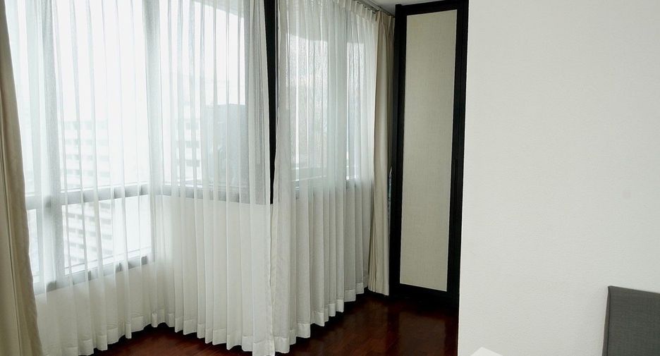 For rent 3 bedrooms condo in Pathum Wan, Bangkok