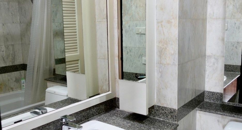 For rent 3 bedrooms condo in Pathum Wan, Bangkok