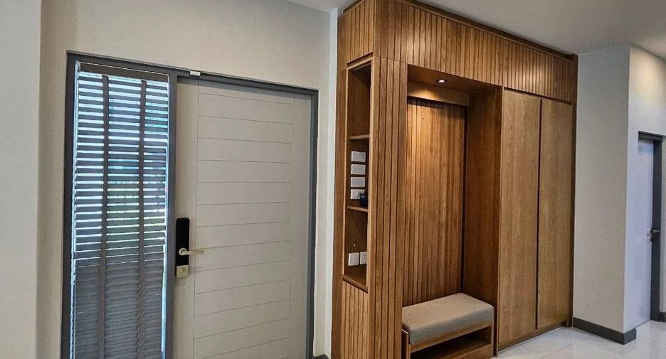 Casa en alquiler de 5 habitaciones en Bang Phli, Samut Prakan