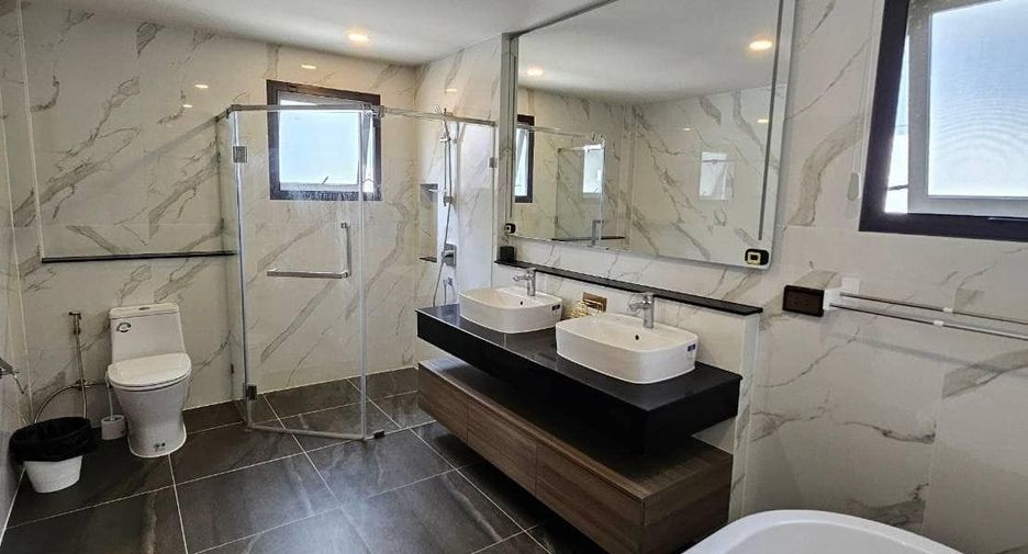 Casa en alquiler de 5 habitaciones en Bang Phli, Samut Prakan