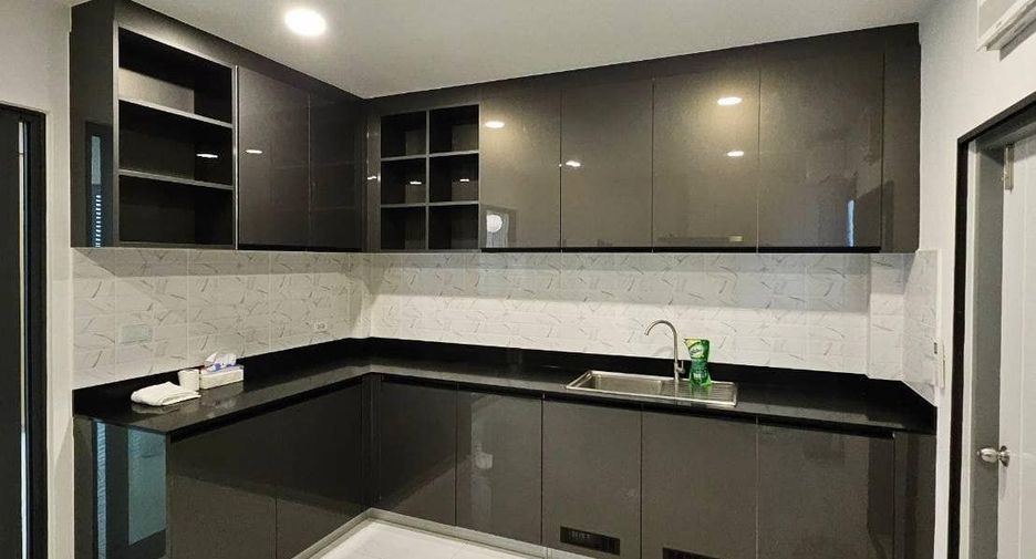 Casa en alquiler de 5 habitaciones en Bang Phli, Samut Prakan