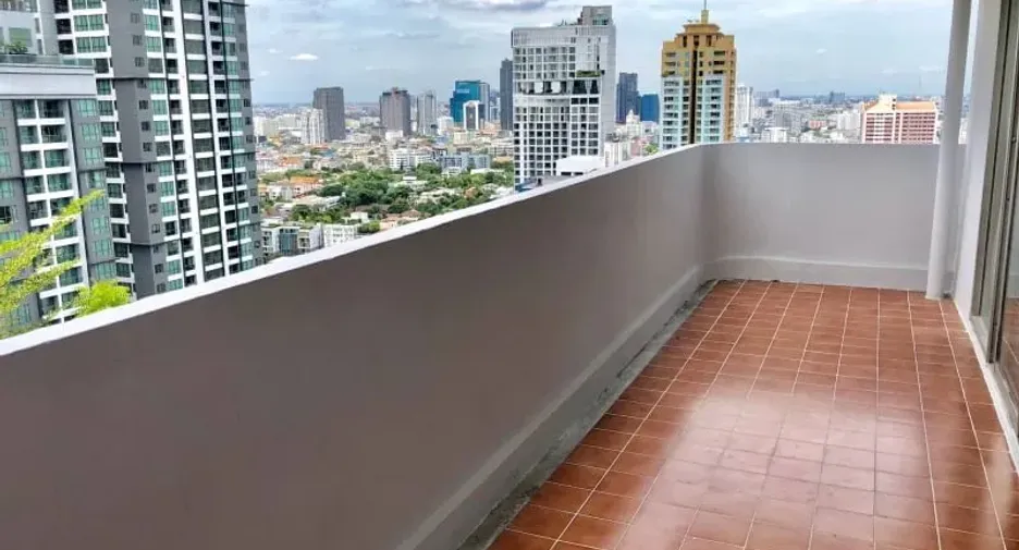 For rent 4 bedrooms condo in Watthana, Bangkok
