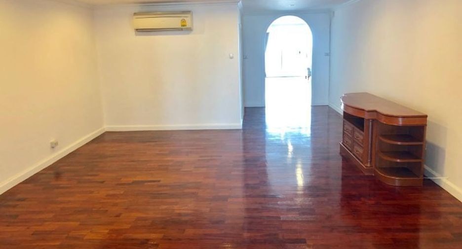 For rent 4 bedrooms condo in Watthana, Bangkok