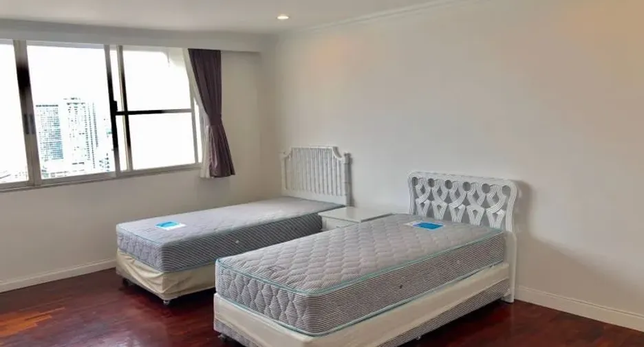 For rent 4 bedrooms condo in Watthana, Bangkok