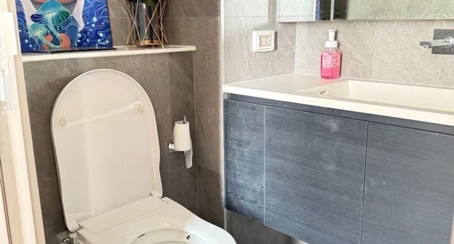 For rent 3 bedrooms condo in Huai Khwang, Bangkok