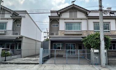 Casa adosada en alquiler de 3 habitaciones en Bang Phli, Samut Prakan