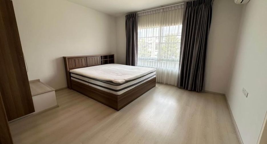 For rent 3 bedrooms townhouse in Bang Phli, Samut Prakan