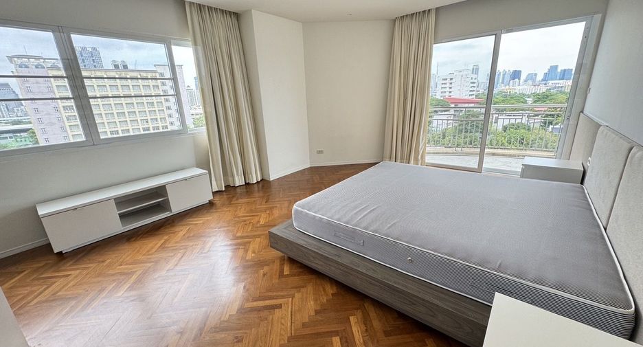 For rent 3 bedrooms condo in Sathon, Bangkok