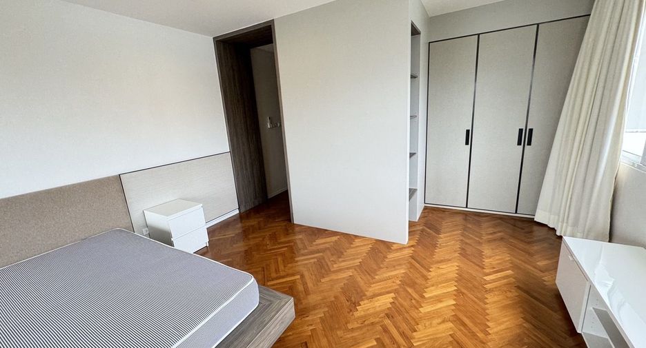For rent 3 bedrooms condo in Sathon, Bangkok