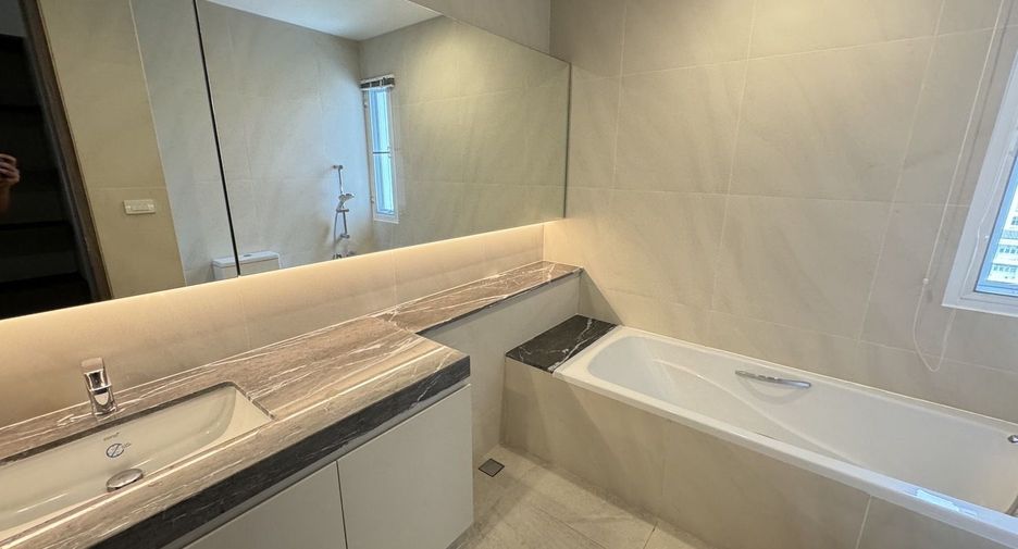 For rent 3 bedrooms condo in Sathon, Bangkok