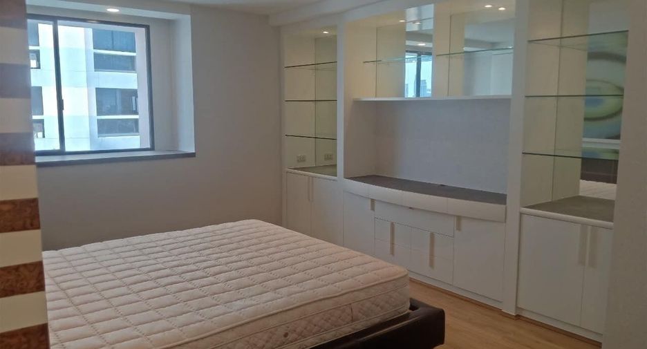 For rent 3 bedrooms condo in Khlong Toei, Bangkok