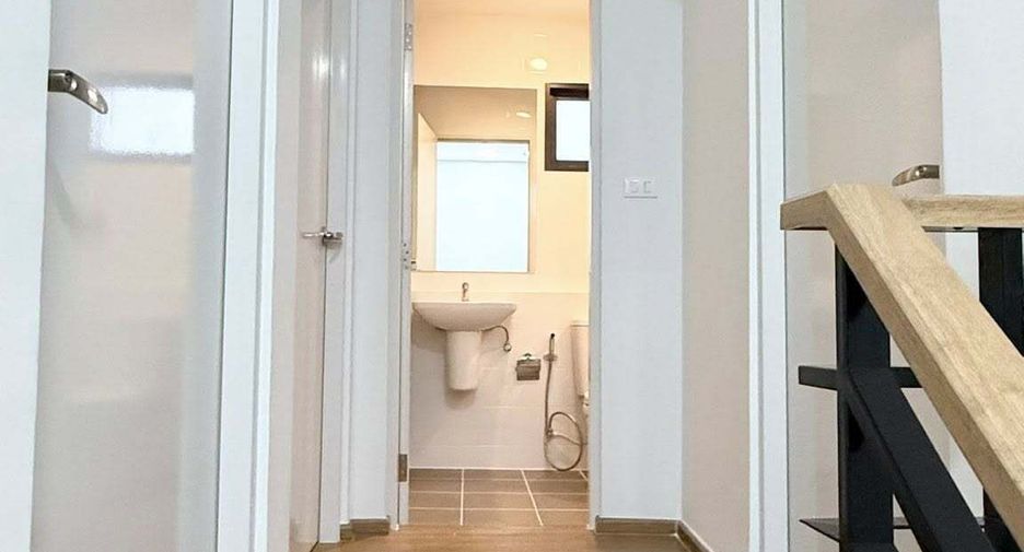 Casa adosada en alquiler de 3 habitaciones en Bang Phli, Samut Prakan