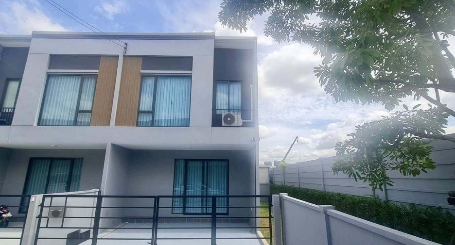 Casa adosada en alquiler de 3 habitaciones en Bang Phli, Samut Prakan