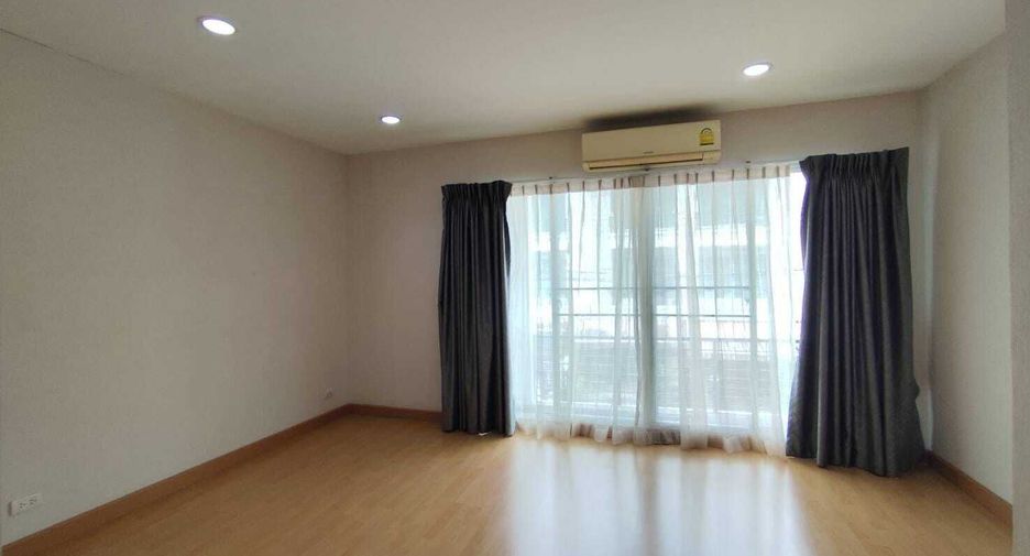 For rent 4 bedrooms townhouse in Wang Thonglang, Bangkok