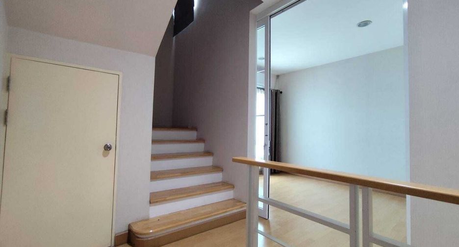 For rent 4 bedrooms townhouse in Wang Thonglang, Bangkok