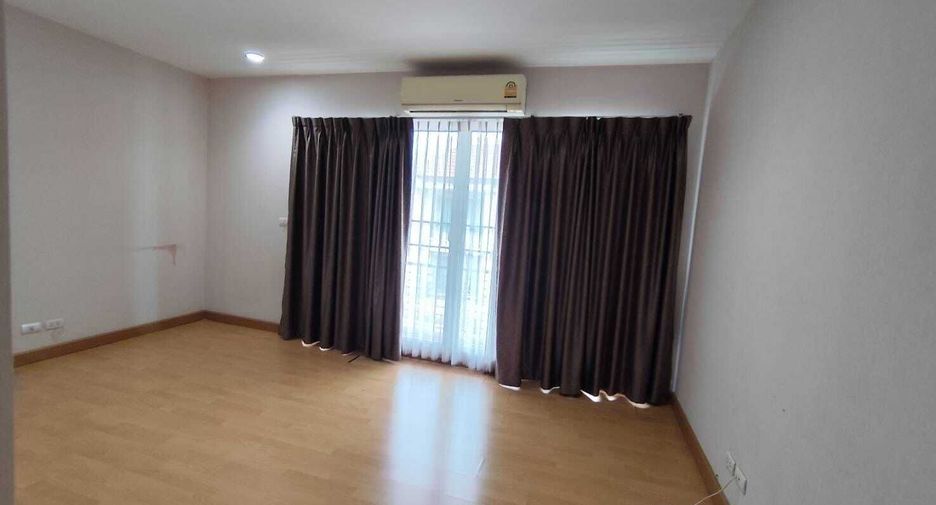 For rent 4 bedrooms townhouse in Wang Thonglang, Bangkok