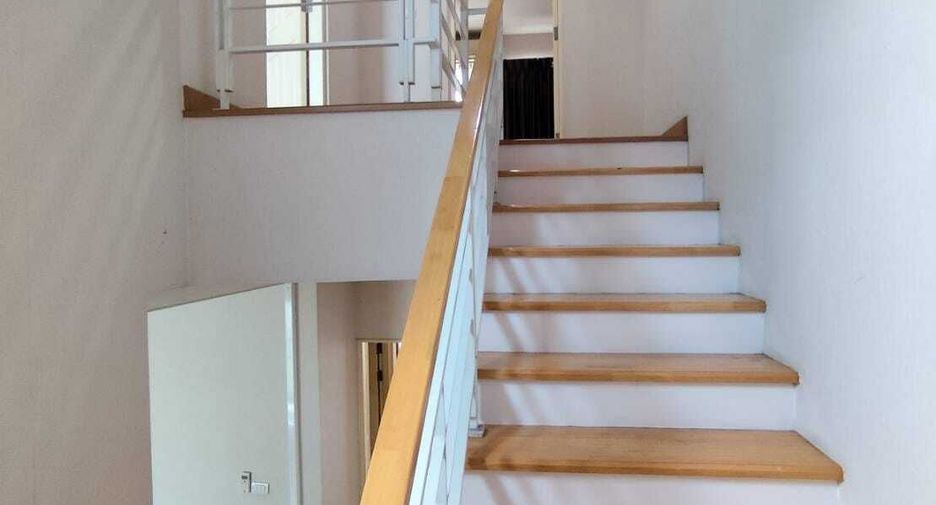 For rent 4 bedrooms townhouse in Wang Thonglang, Bangkok