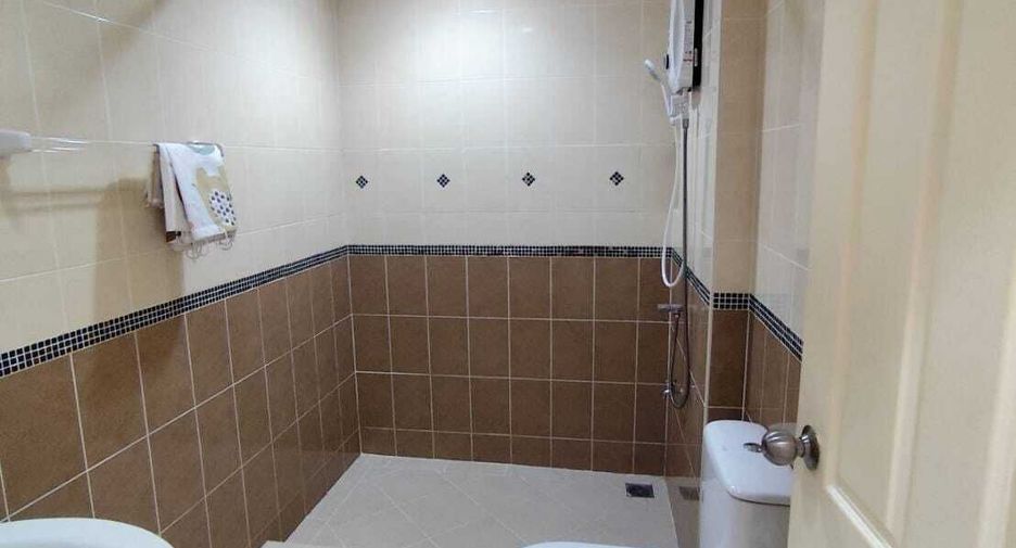 For rent 4 bedrooms townhouse in Wang Thonglang, Bangkok