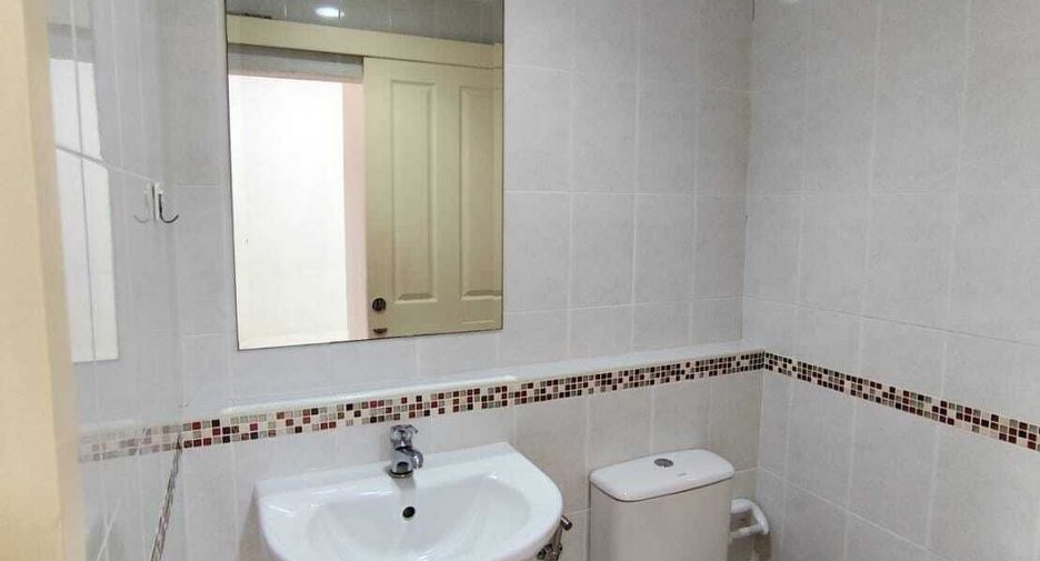 For rent 4 bedrooms townhouse in Wang Thonglang, Bangkok