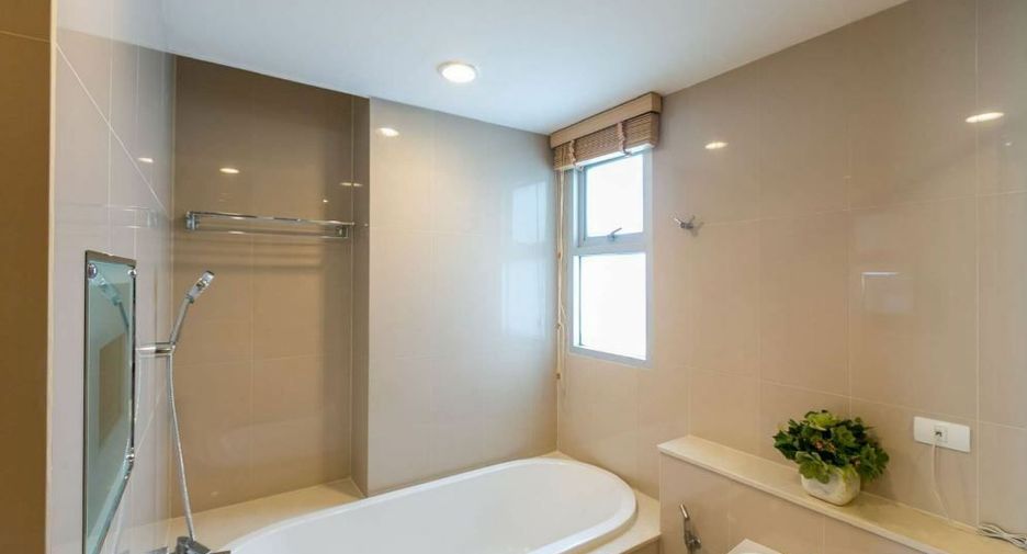 For rent 2 bedrooms apartment in Watthana, Bangkok