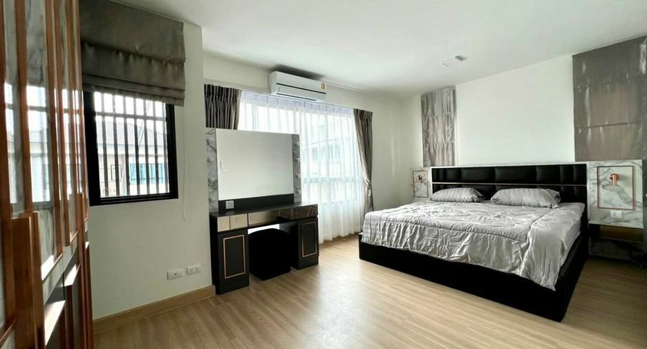 For rent 3 bedrooms townhouse in Wang Thonglang, Bangkok
