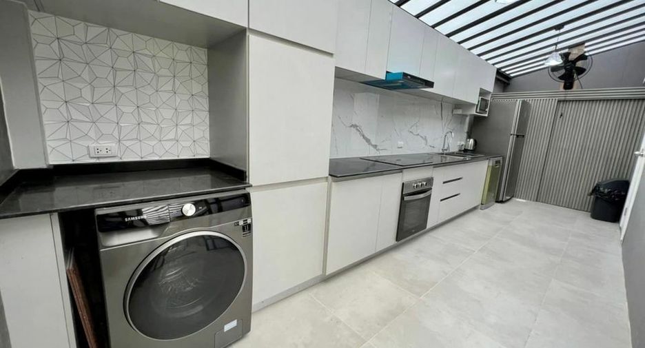 For rent 3 bedrooms townhouse in Wang Thonglang, Bangkok