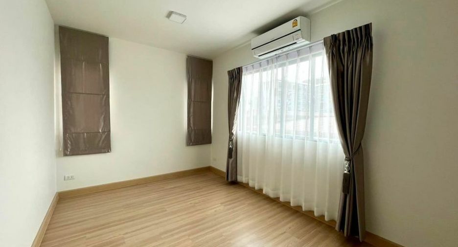For rent 3 bedrooms townhouse in Wang Thonglang, Bangkok