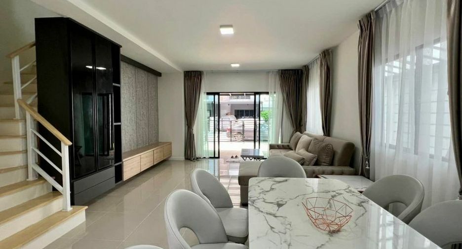 For rent 3 bedrooms townhouse in Wang Thonglang, Bangkok