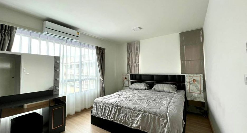 For rent 3 bedrooms townhouse in Wang Thonglang, Bangkok