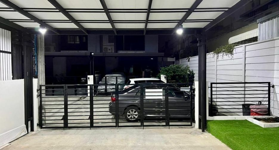 For rent 3 bedrooms townhouse in Wang Thonglang, Bangkok