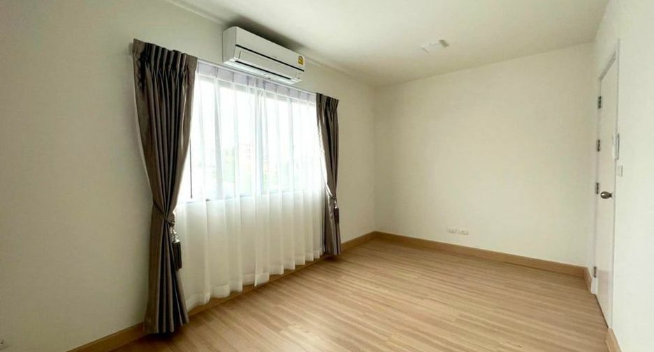 For rent 3 bedrooms townhouse in Wang Thonglang, Bangkok
