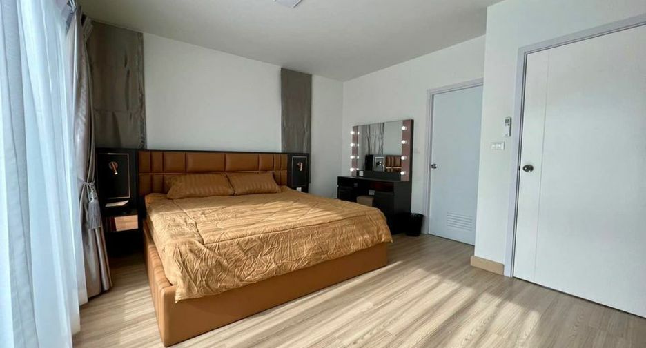 For rent 3 bedrooms townhouse in Wang Thonglang, Bangkok