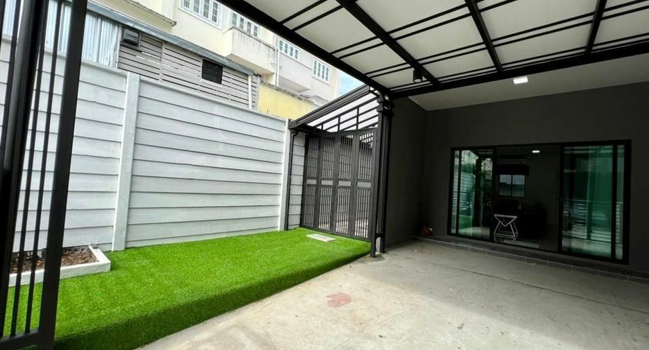 For rent 3 bedrooms townhouse in Wang Thonglang, Bangkok