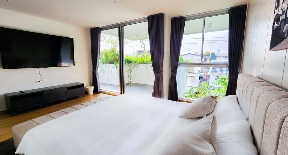 For rent 4 ベッドルーム house in Phra Khanong, Bangkok