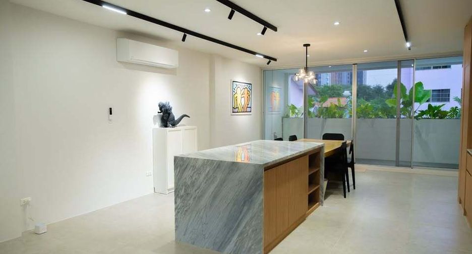 For rent 4 ベッドルーム house in Phra Khanong, Bangkok