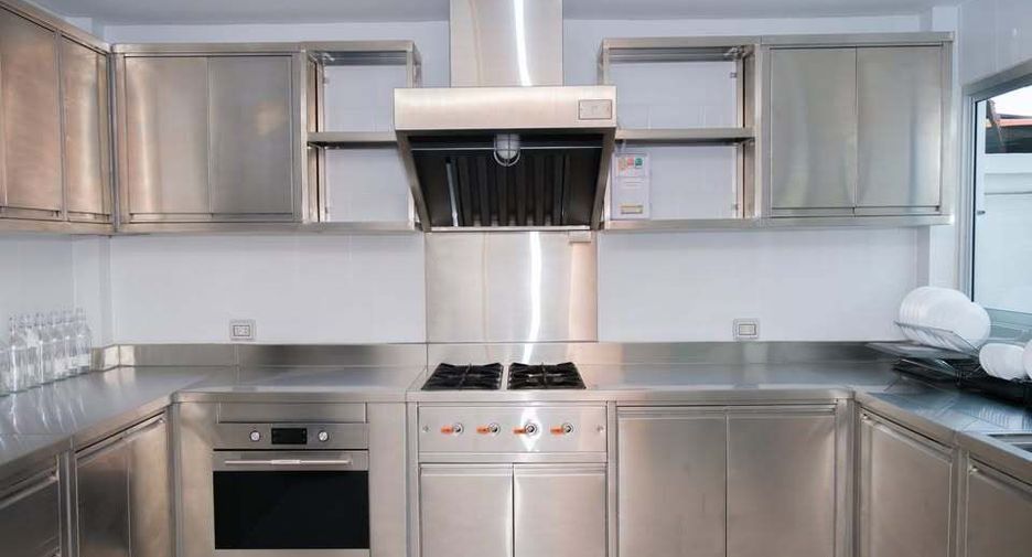 For rent 4 ベッドルーム house in Phra Khanong, Bangkok