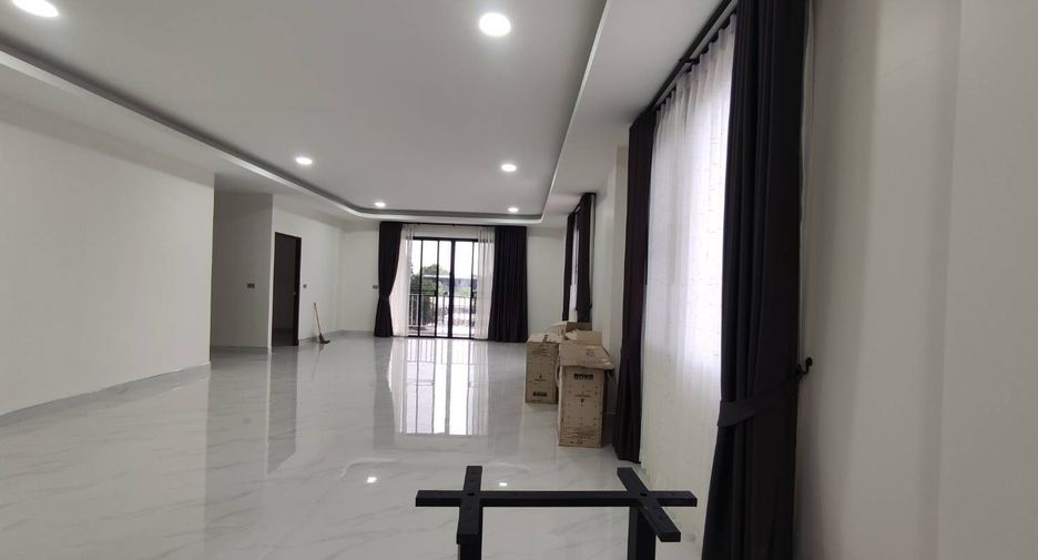 À louer 3 chambres maison à Suan Luang, Bangkok