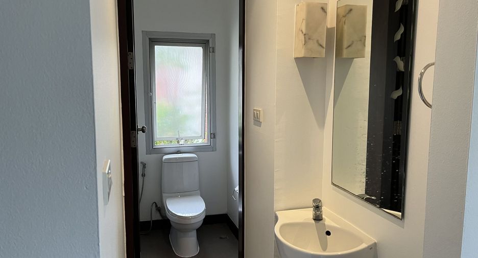 For rent 3 bedrooms apartment in Khlong Toei, Bangkok