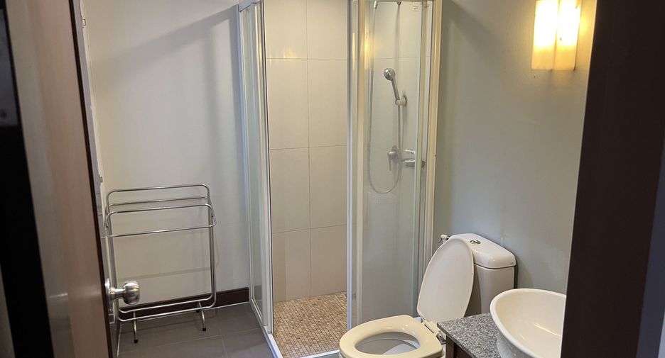 For rent 3 bedrooms apartment in Khlong Toei, Bangkok