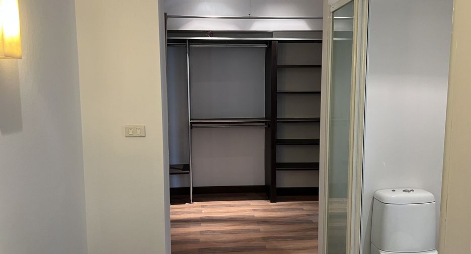 For rent 3 bedrooms apartment in Khlong Toei, Bangkok