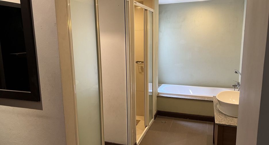 For rent 3 bedrooms apartment in Khlong Toei, Bangkok