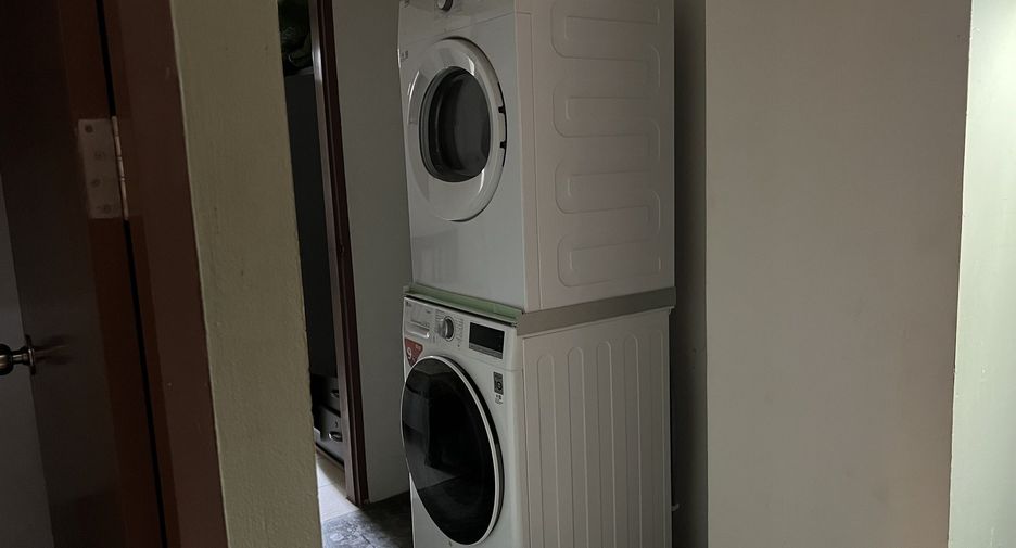 For rent 3 bedrooms apartment in Khlong Toei, Bangkok
