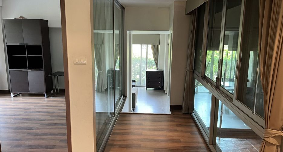 For rent 3 bedrooms apartment in Khlong Toei, Bangkok