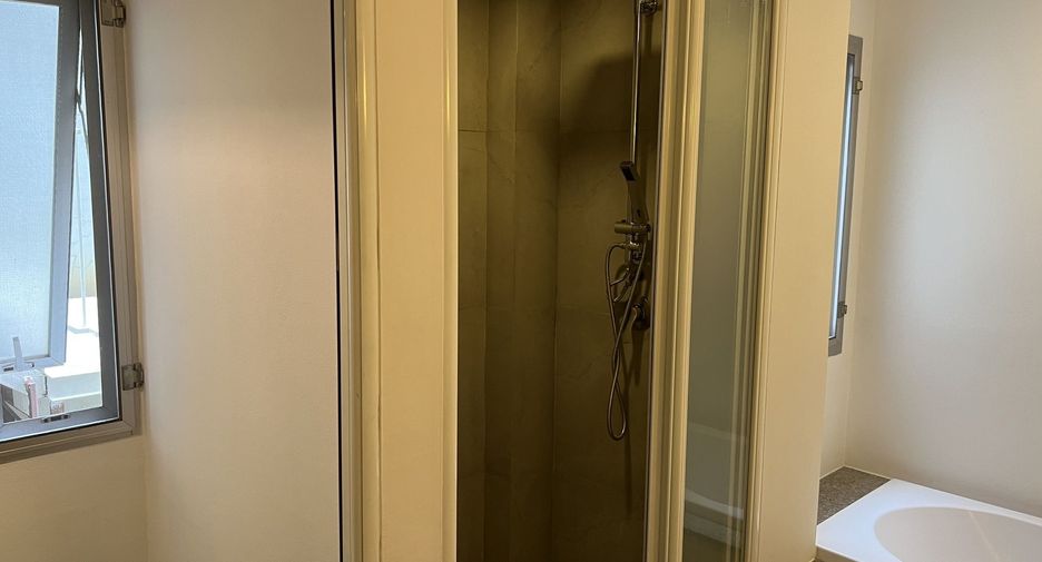 For rent 3 bedrooms apartment in Khlong Toei, Bangkok